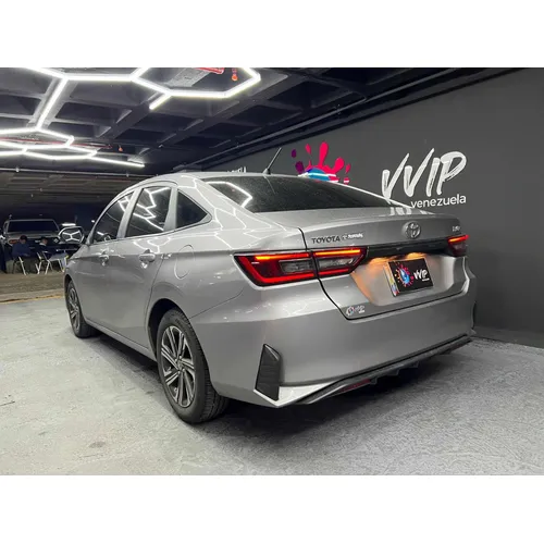 Toyota Yaris E 2023 Gris Caracas