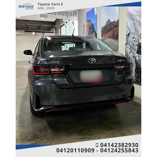 Toyota Yaris E 2025 Gris Caracas