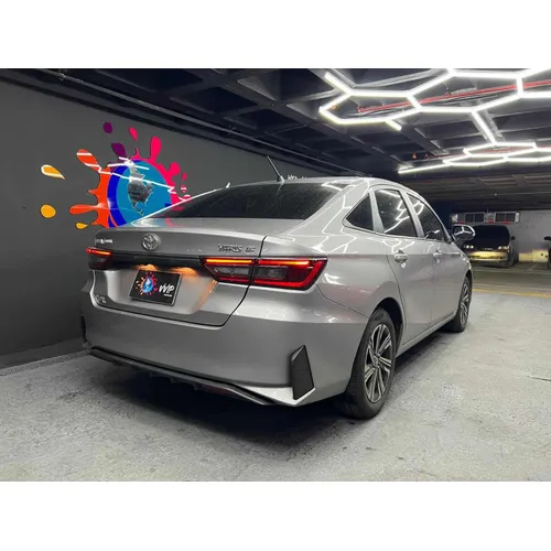 Toyota Yaris E 2023 Gris Caracas