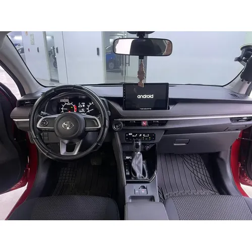 Toyota Yaris E 2024 Rojo Caracas