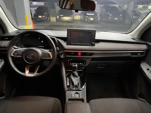 Toyota Yaris E 2023 Gris Caracas