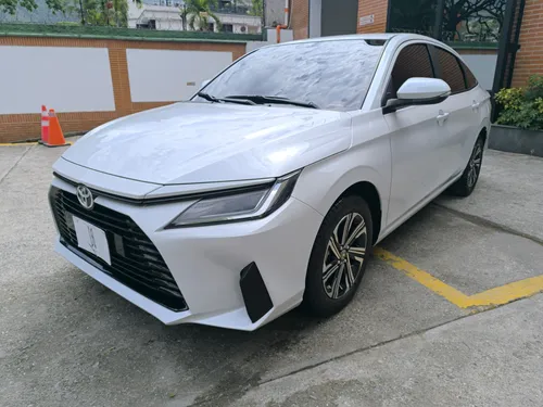 Toyota Yaris E Blanco Perlado