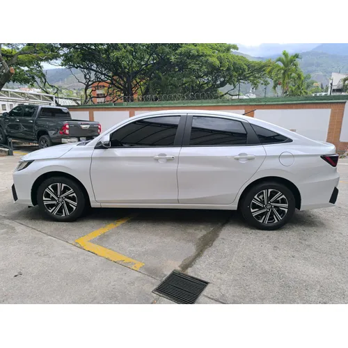 Toyota Yaris E 2025 Blanco Caracas