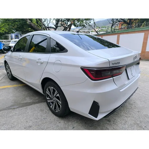 Toyota Yaris E 2025 Blanco Caracas