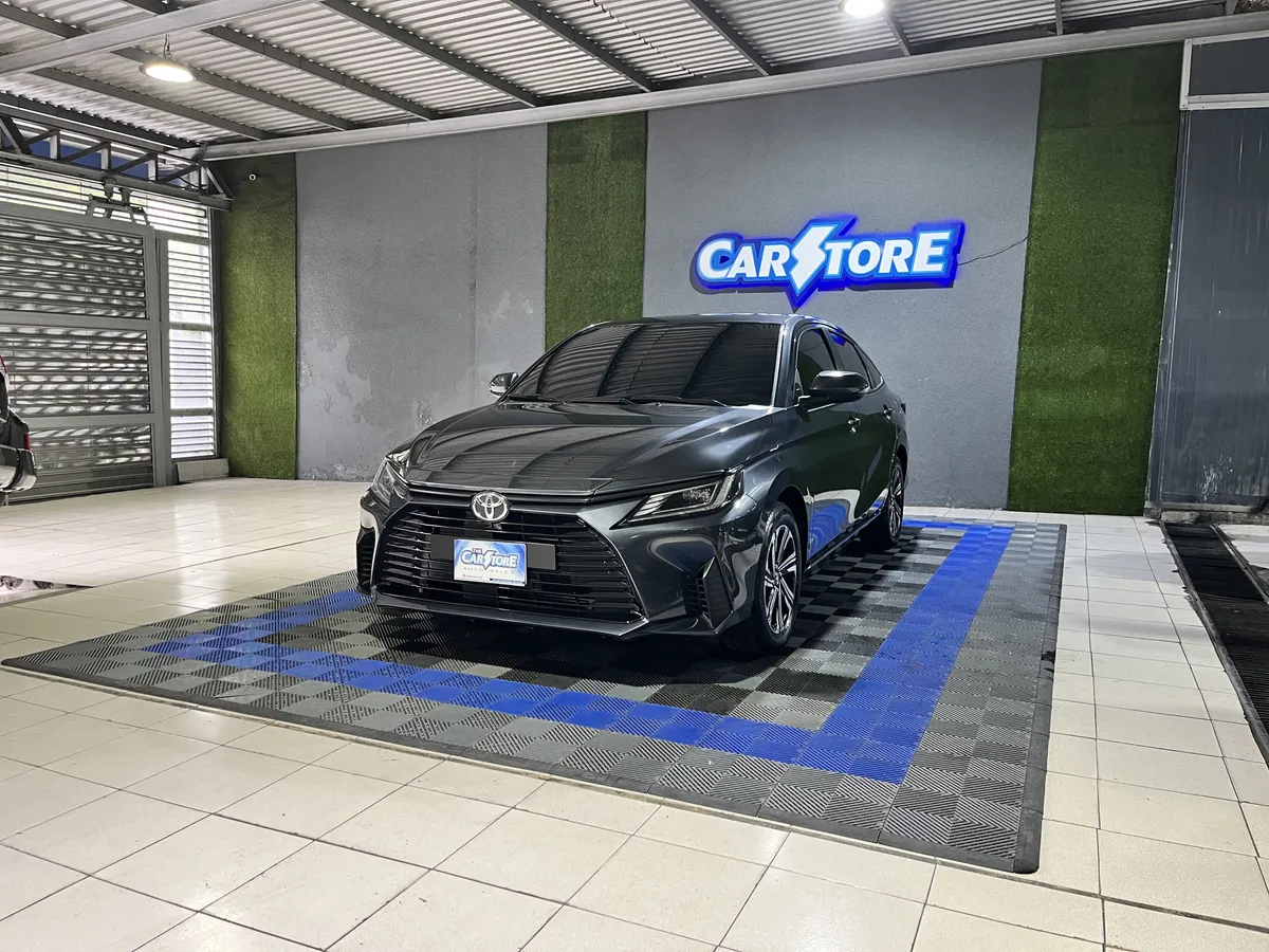 Toyota Yaris E 2024 Gris Caracas