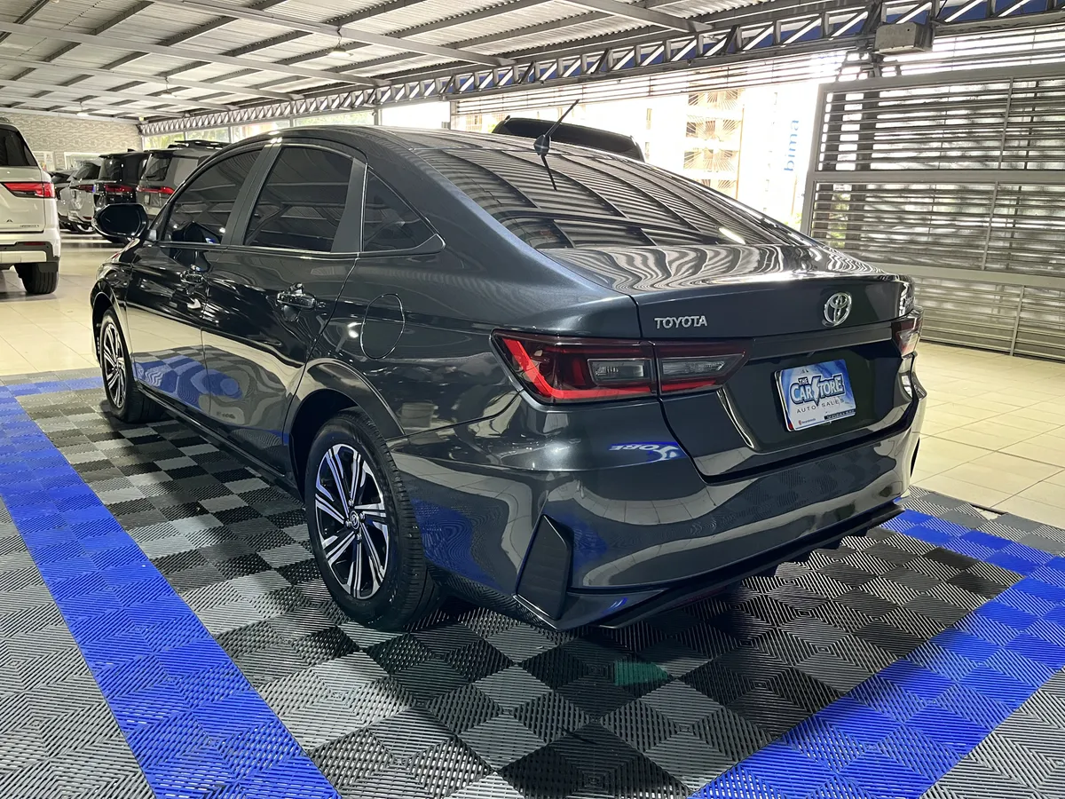 Toyota Yaris E 2024 Gris Caracas