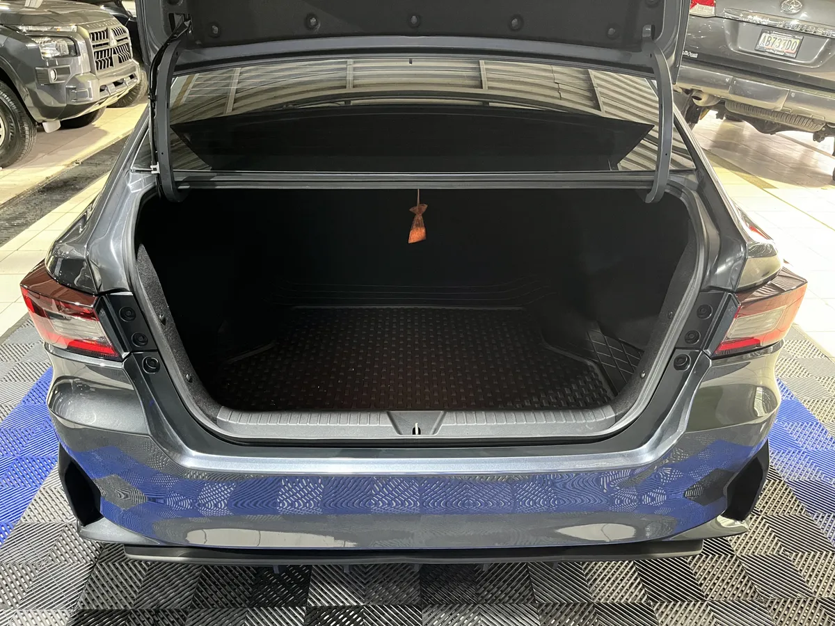 Toyota Yaris E 2024 Gris Caracas