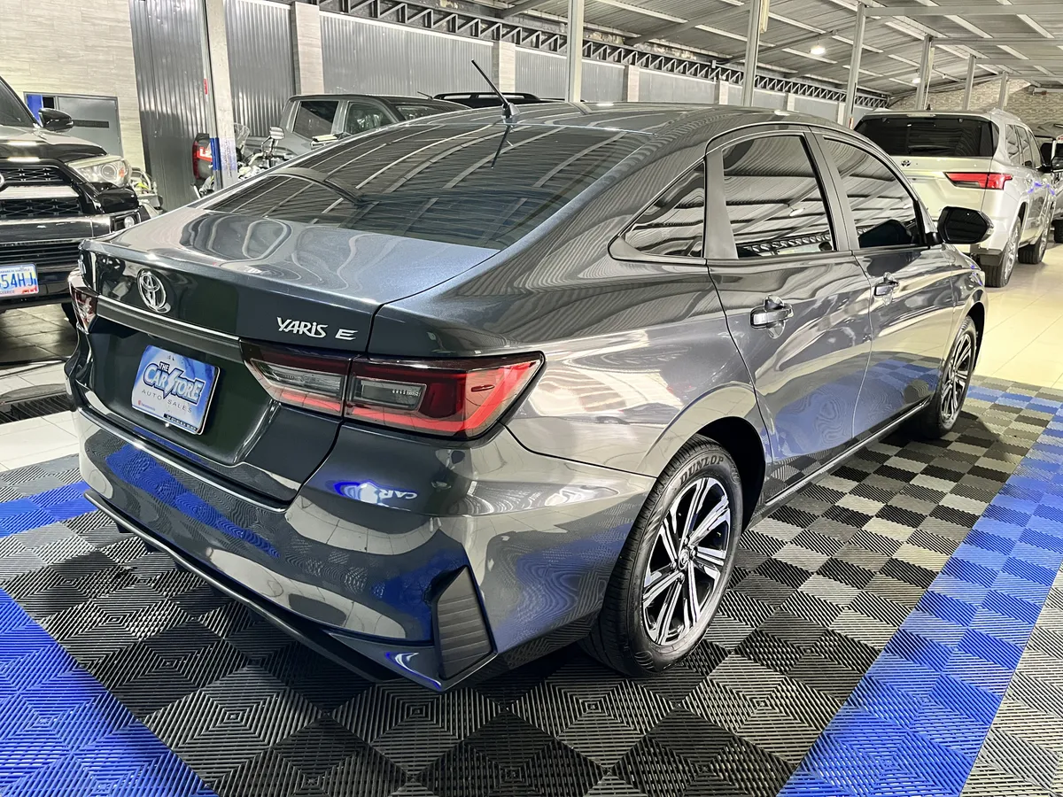 Toyota Yaris E 2024 Gris Caracas