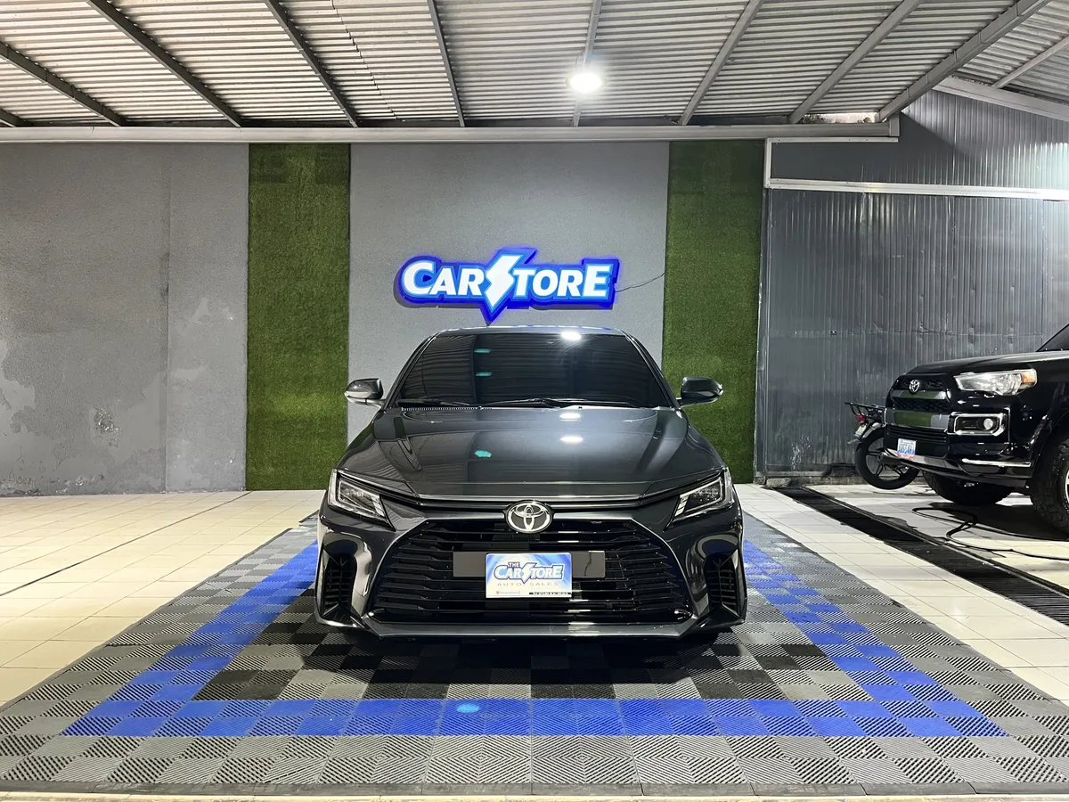 Toyota Yaris E 2024 Gris Caracas