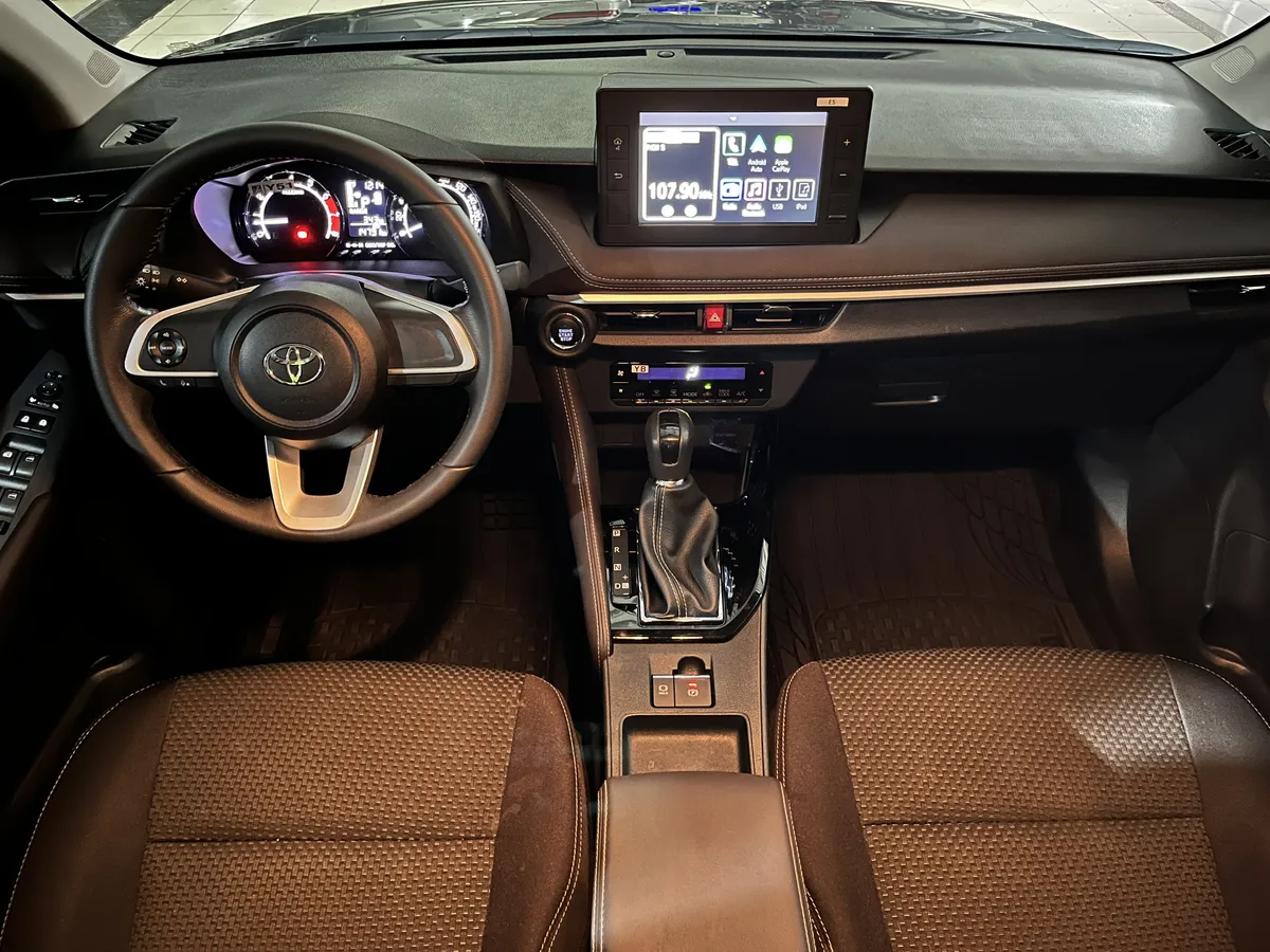 Toyota Yaris E 2024 Gris Caracas