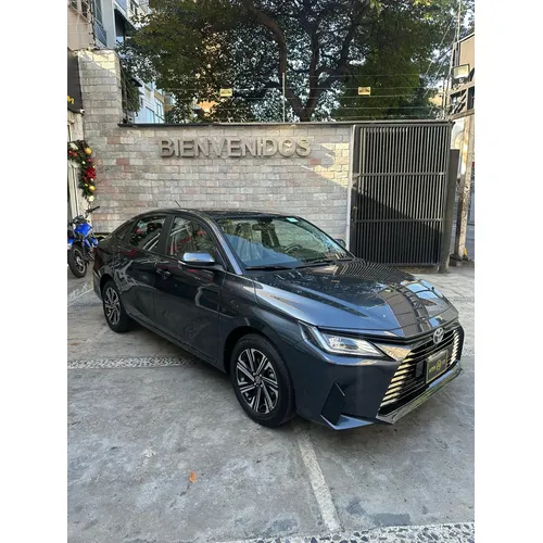 Toyota Yaris E 2026 Gris Caracas