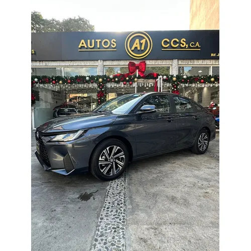 Toyota Yaris E 2026 Gris Caracas