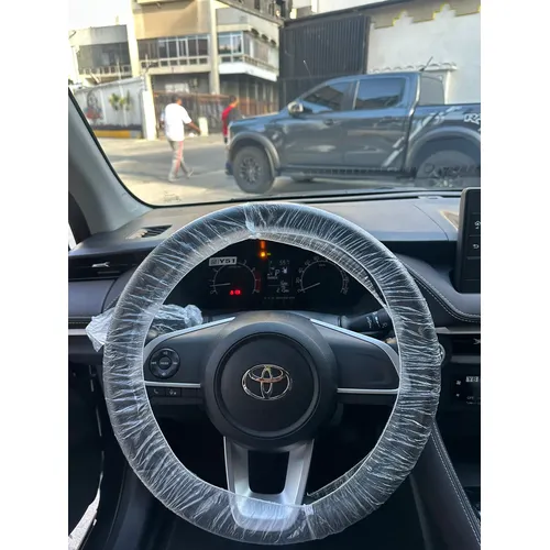 Toyota Yaris E 2026 Gris Caracas