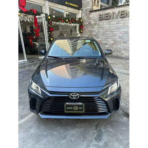 Toyota Yaris E 2026 Gris Caracas