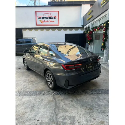 Toyota Yaris E 2026 Gris Caracas