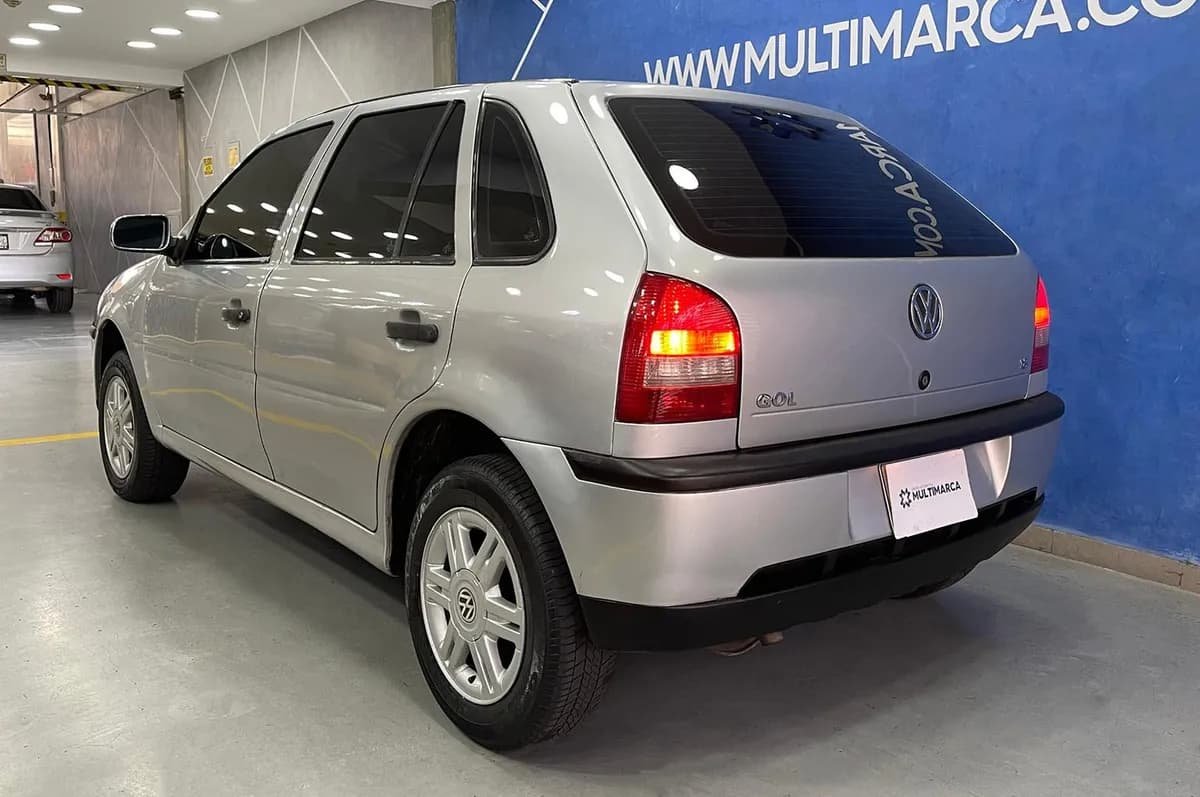 Volkswagen Gol Sedán 2005 Plateado