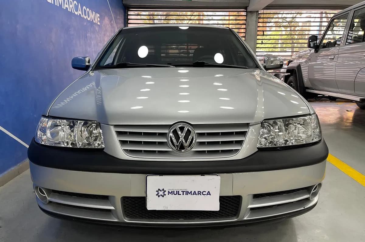 Volkswagen Gol Sedán 2005 Plateado