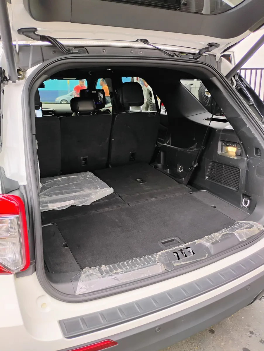 camioneta Ford Explorer suv 2023 blanco5