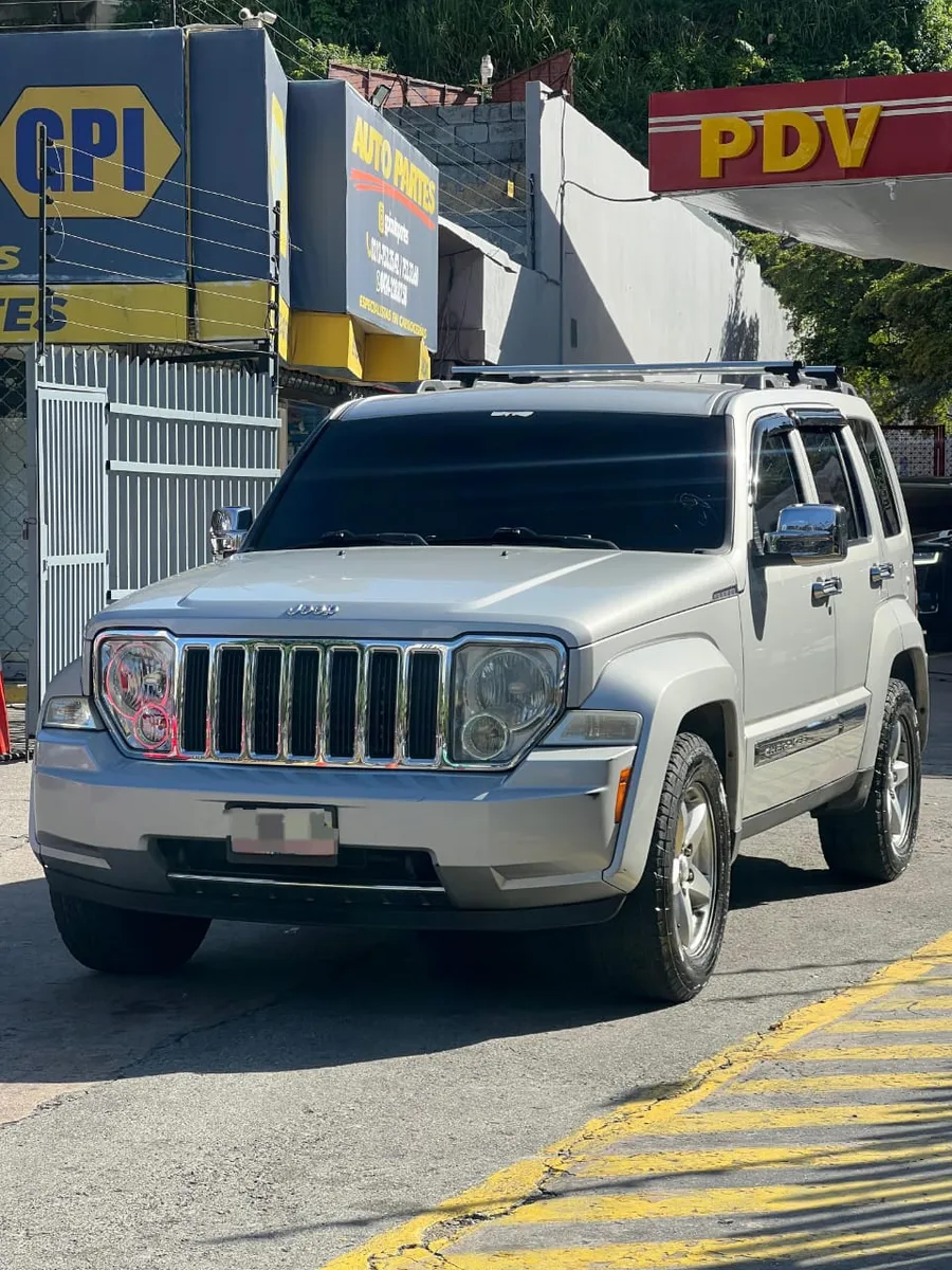 Jeep Cherokee kk 2009 Plateado Caracas
