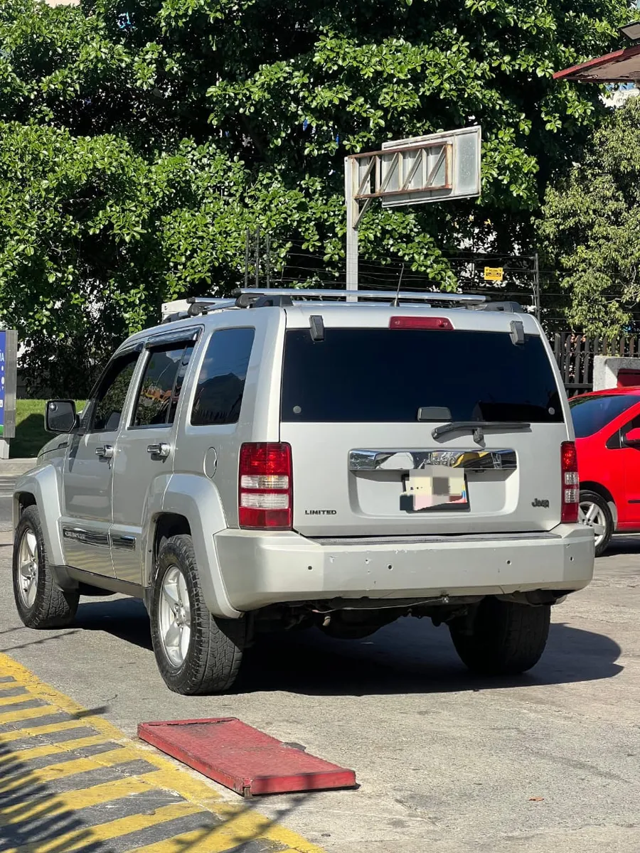 Jeep Cherokee kk 2009 Plateado Caracas