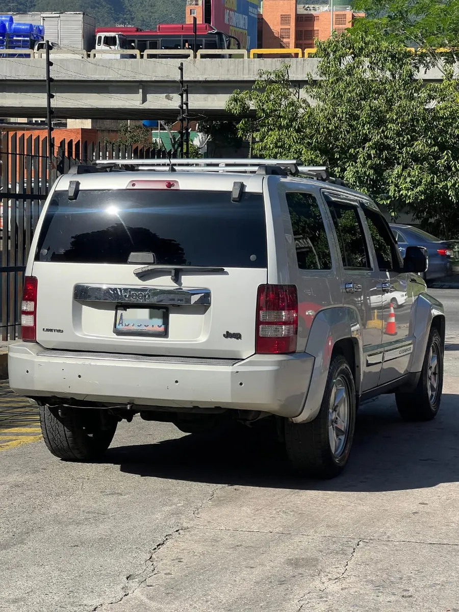 Jeep Cherokee kk 2009 Plateado Caracas