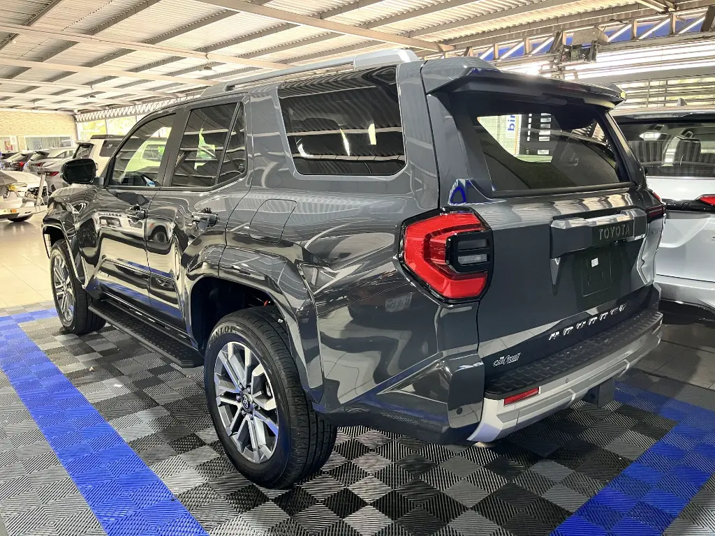 Toyota 4Runner Limited 2025 Gris Caracas