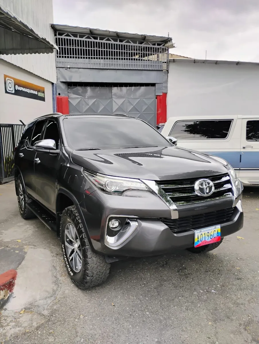 Toyota Fortuner TRD 2021 Gris Maracay
