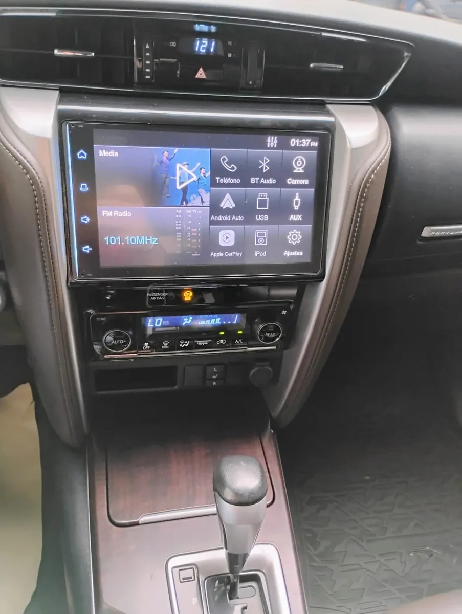 camioneta Toyota Fortuner 2021 gris10