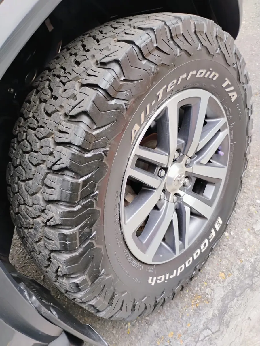 camioneta Toyota Fortuner 2021 gris14
