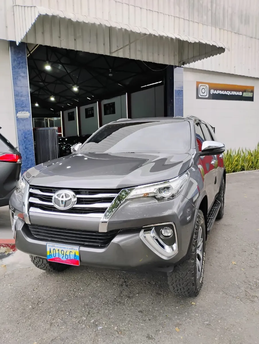Toyota Fortuner TRD 2021 Gris Maracay