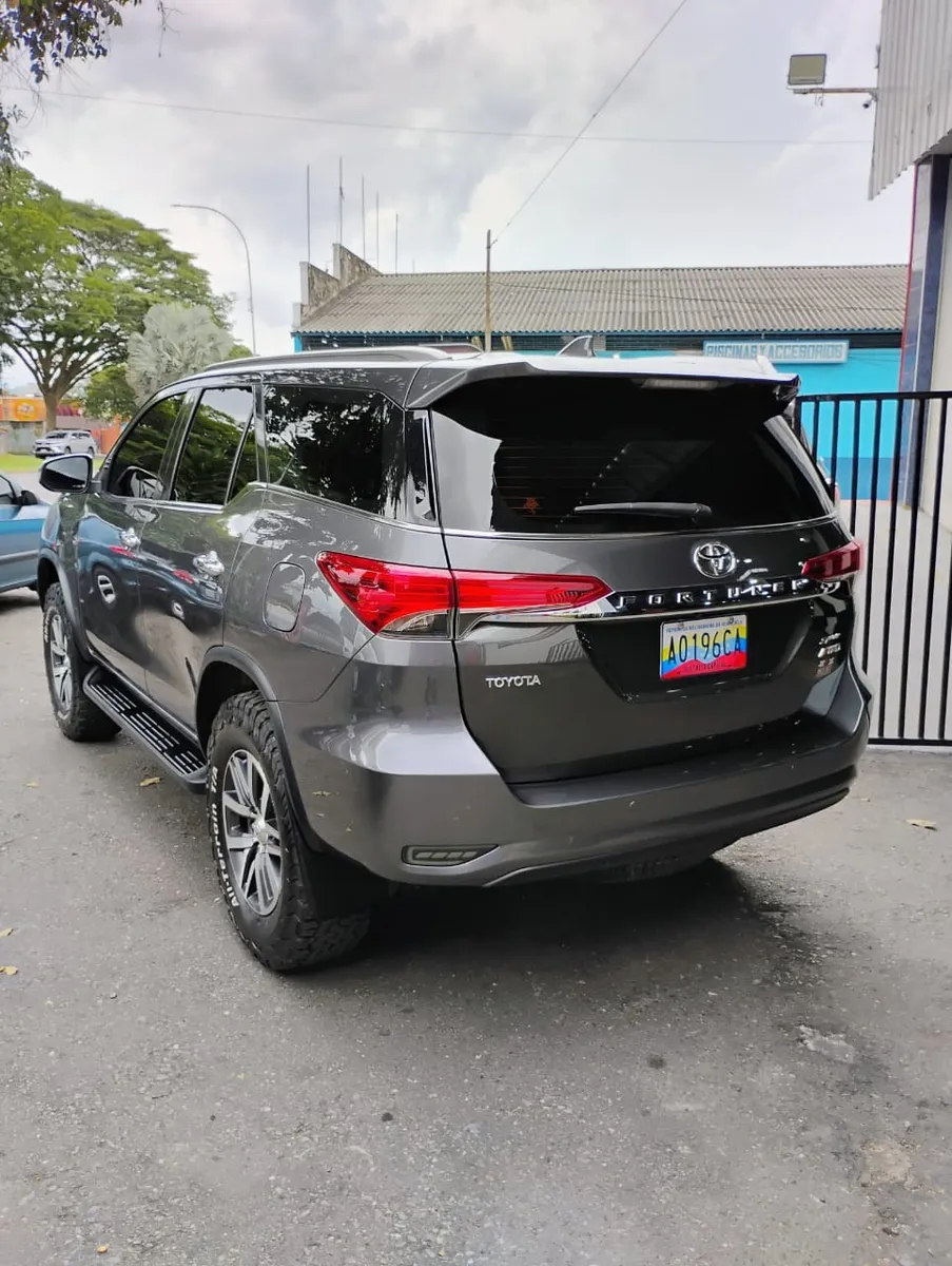 Toyota Fortuner TRD 2021 Gris Maracay