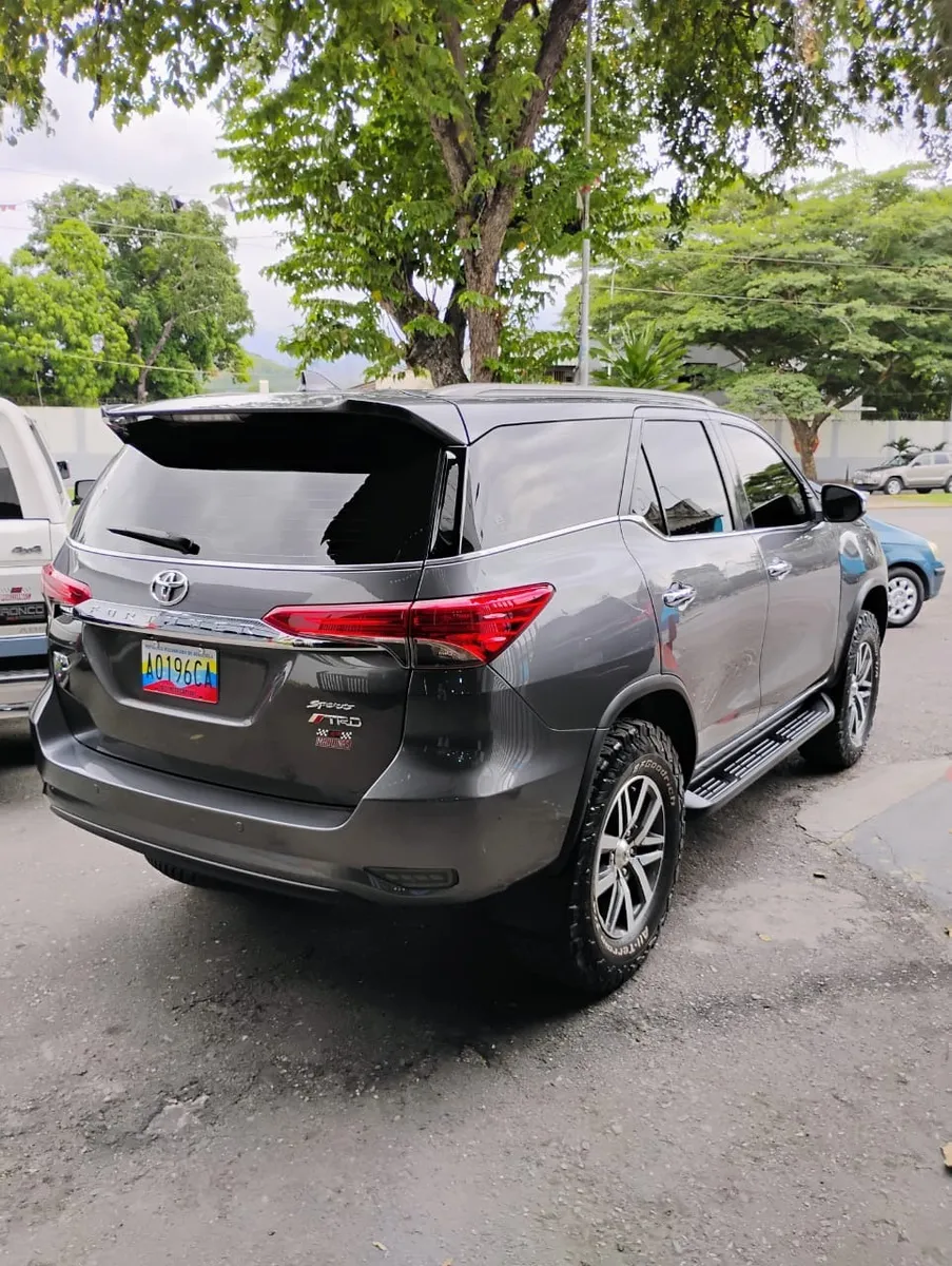 Toyota Fortuner TRD 2021 Gris Maracay