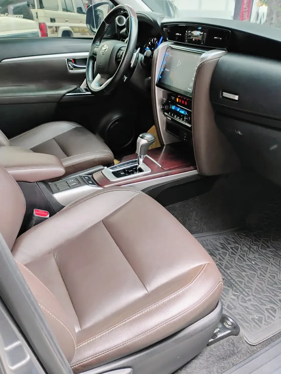 camioneta Toyota Fortuner 2021 gris5
