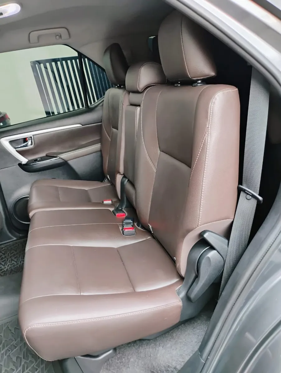 camioneta Toyota Fortuner 2021 gris6