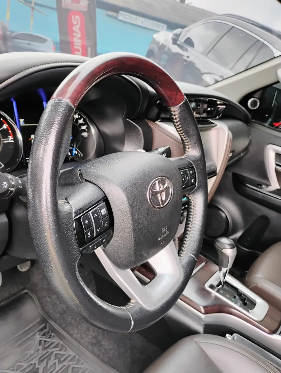 camioneta Toyota Fortuner 2021 gris8