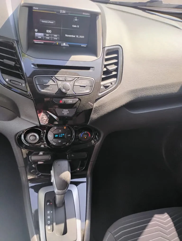 carro sedan Ford Fiesta 2017 plateado10
