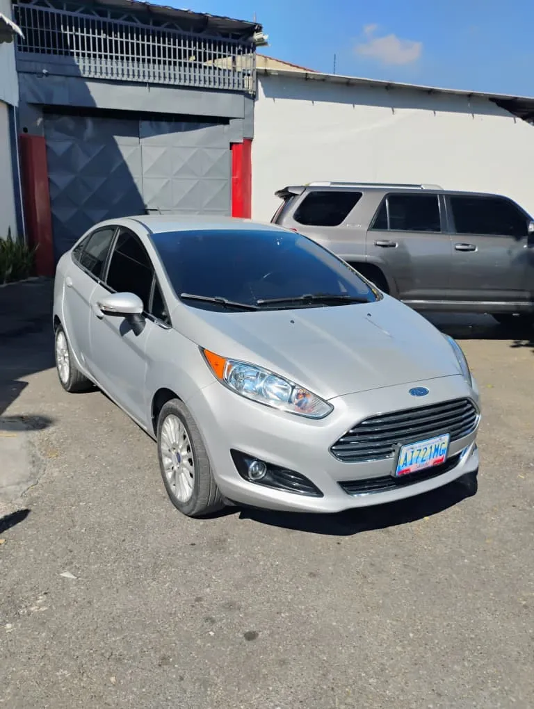 Ford Fiesta Titanium 2017 Plateado Maracay