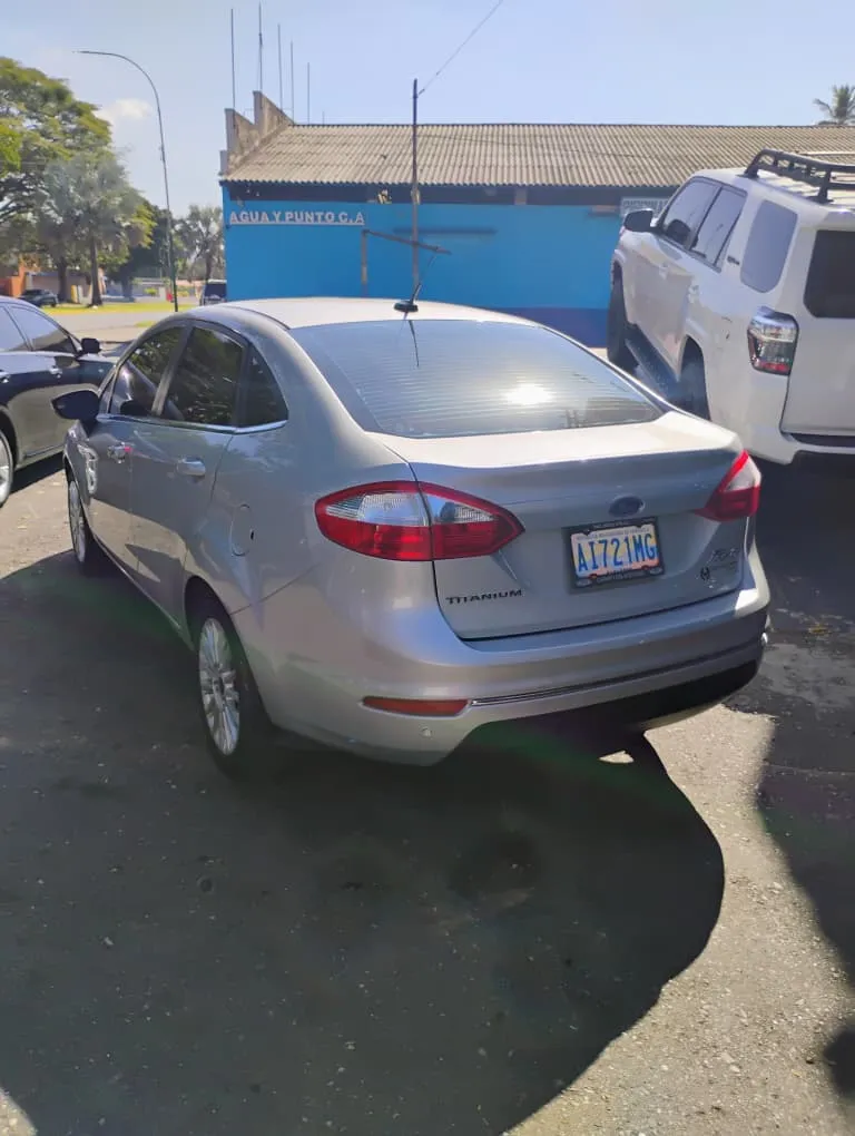 carro sedan Ford Fiesta 2017 plateado3