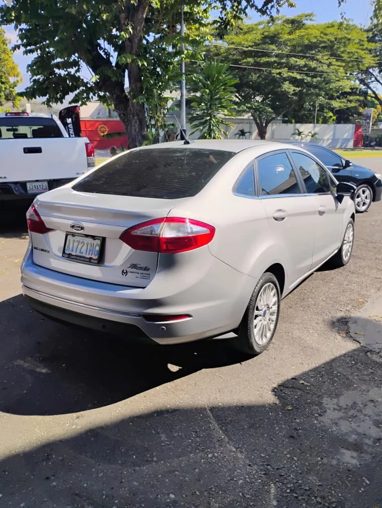 carro sedan Ford Fiesta 2017 plateado4