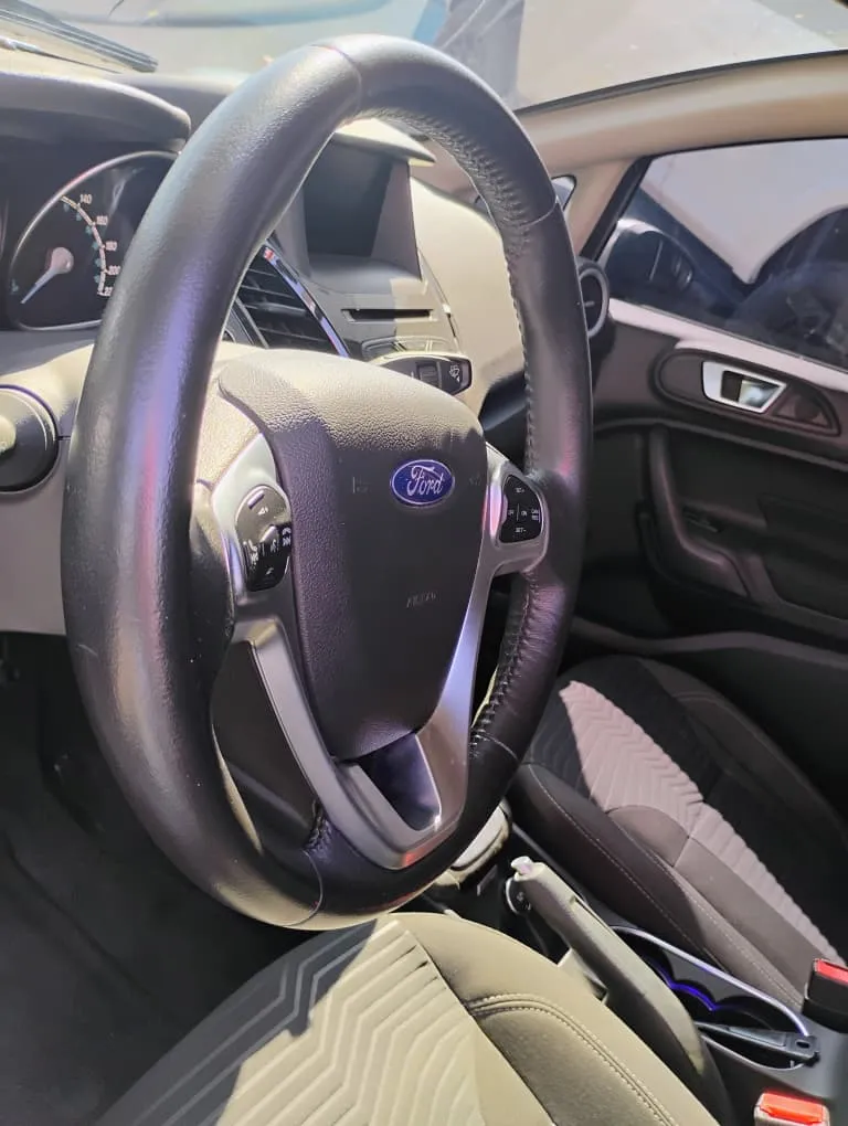 carro sedan Ford Fiesta 2017 plateado7