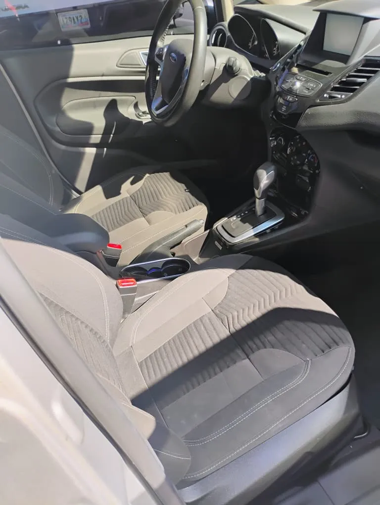 carro sedan Ford Fiesta 2017 plateado9