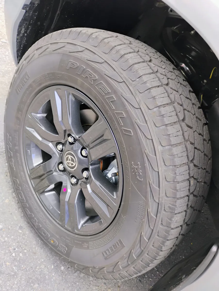 pick up Toyota Hilux 2025 gris10