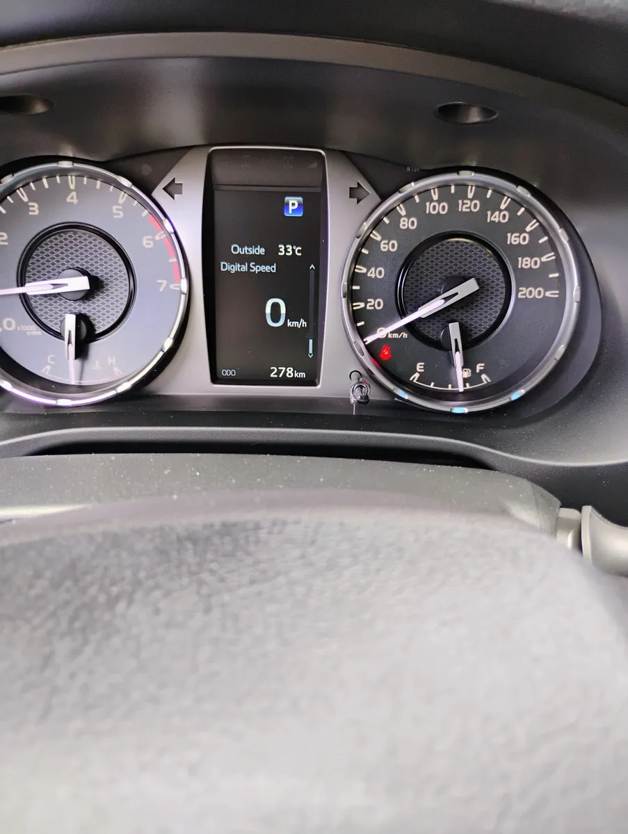 pick up Toyota Hilux 2025 gris4