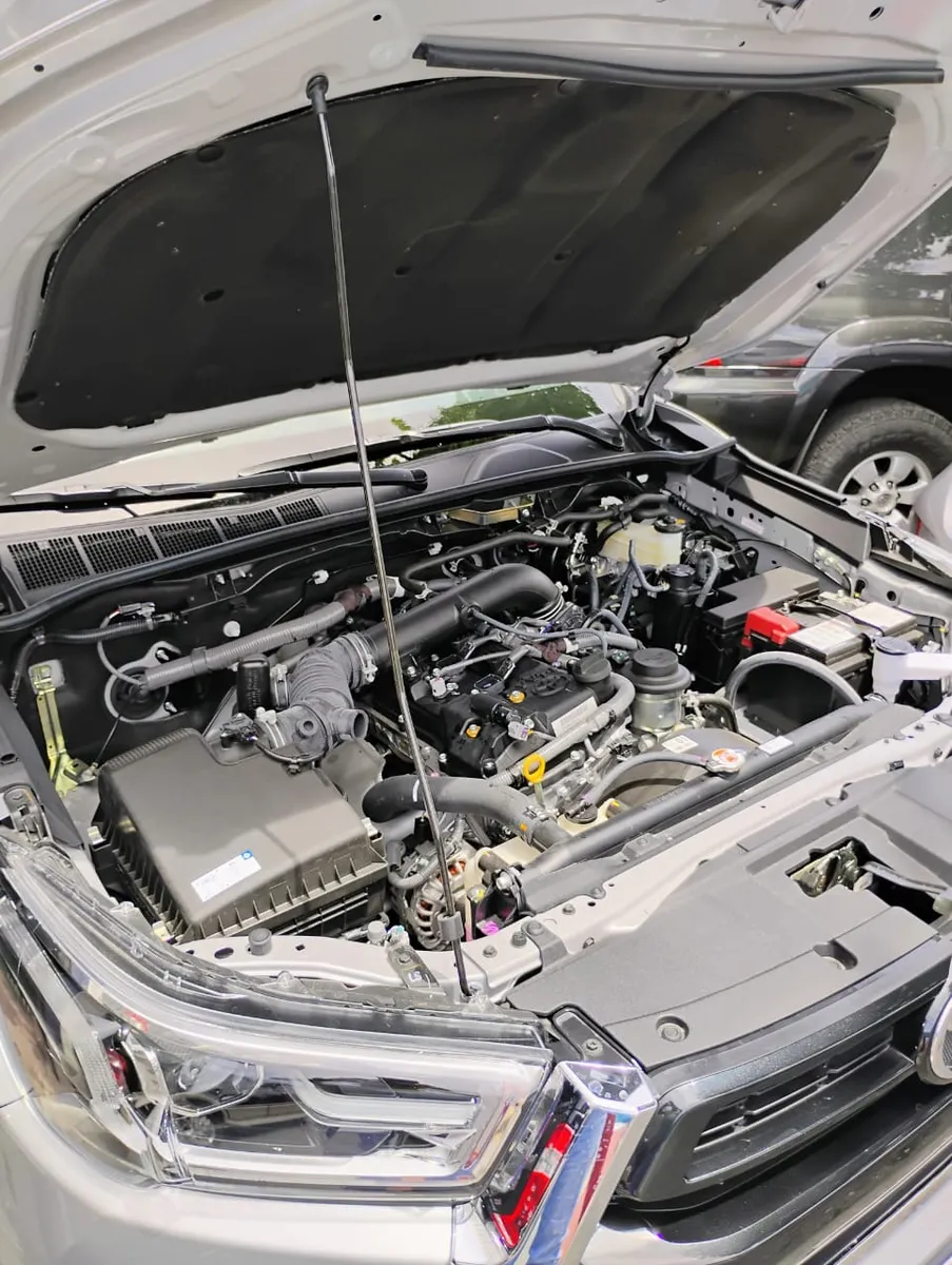 pick up Toyota Hilux 2025 gris5