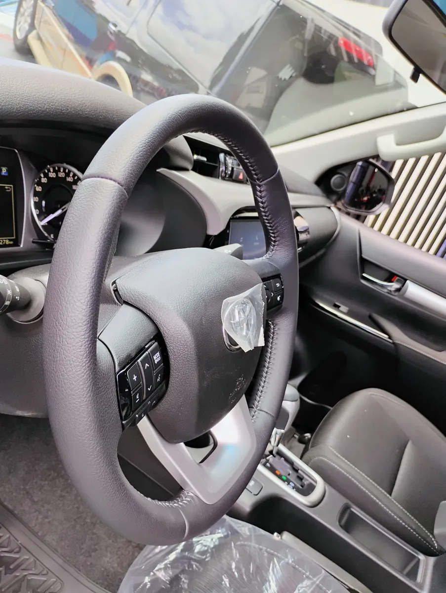 pick up Toyota Hilux 2025 gris6