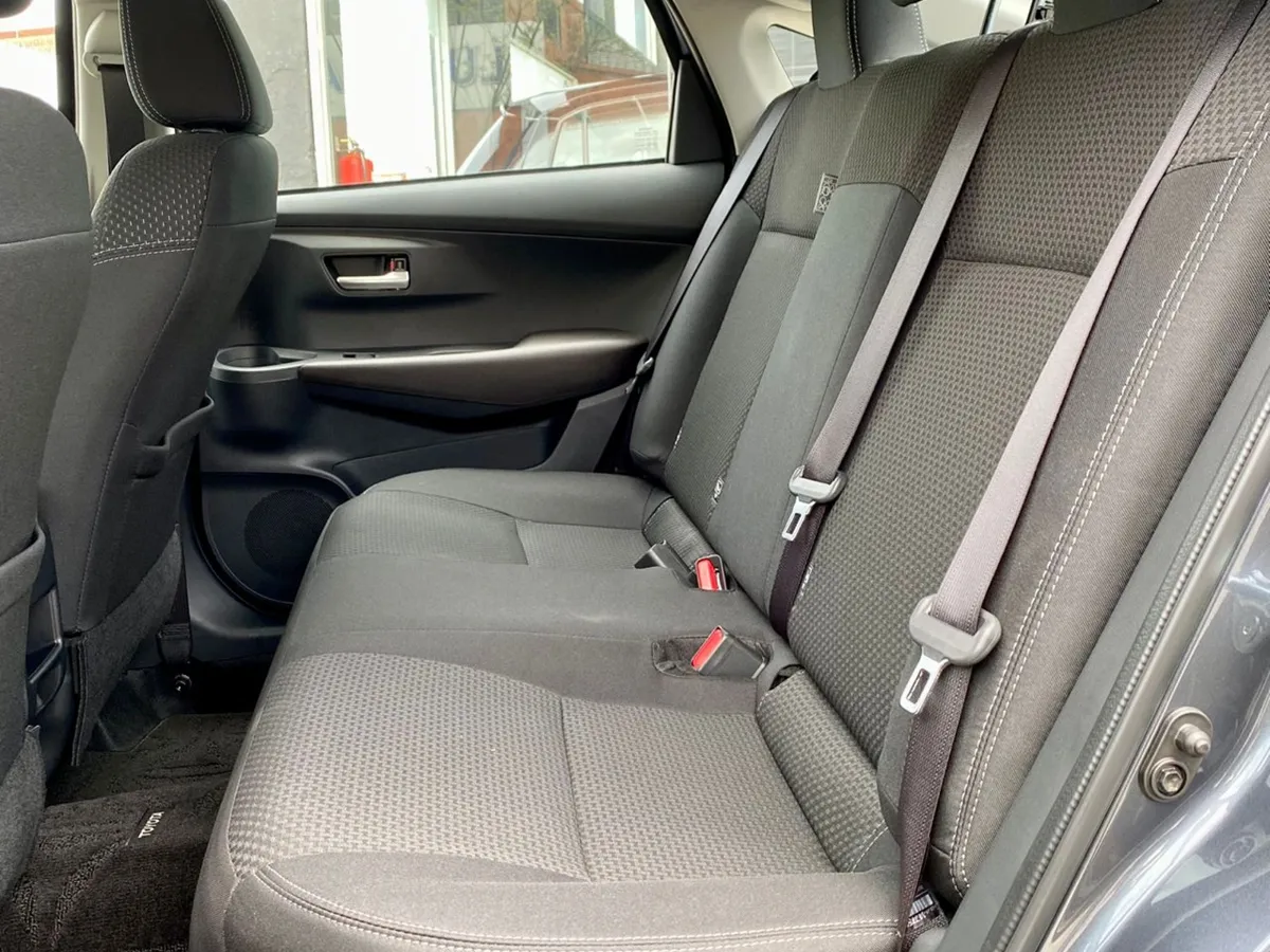 sedan 2025 Toyota Yaris E azul7