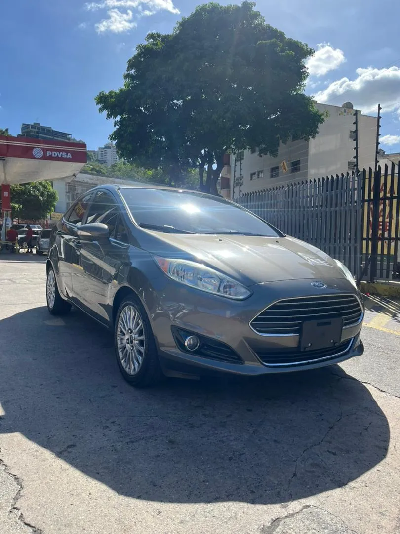 Ford Fiesta Titanium 2015 Gris Caracas
