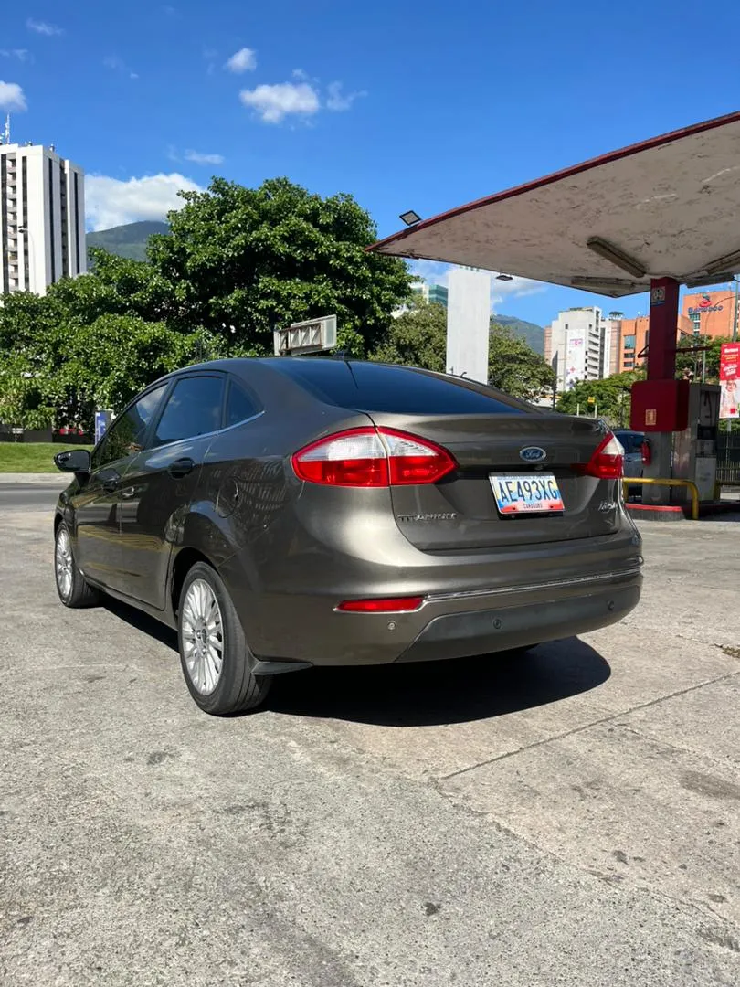 Ford Fiesta Titanium 2015 Gris Caracas