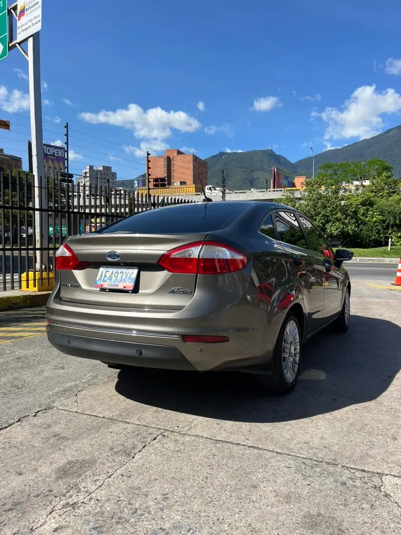 Ford Fiesta Titanium 2015 Gris Caracas