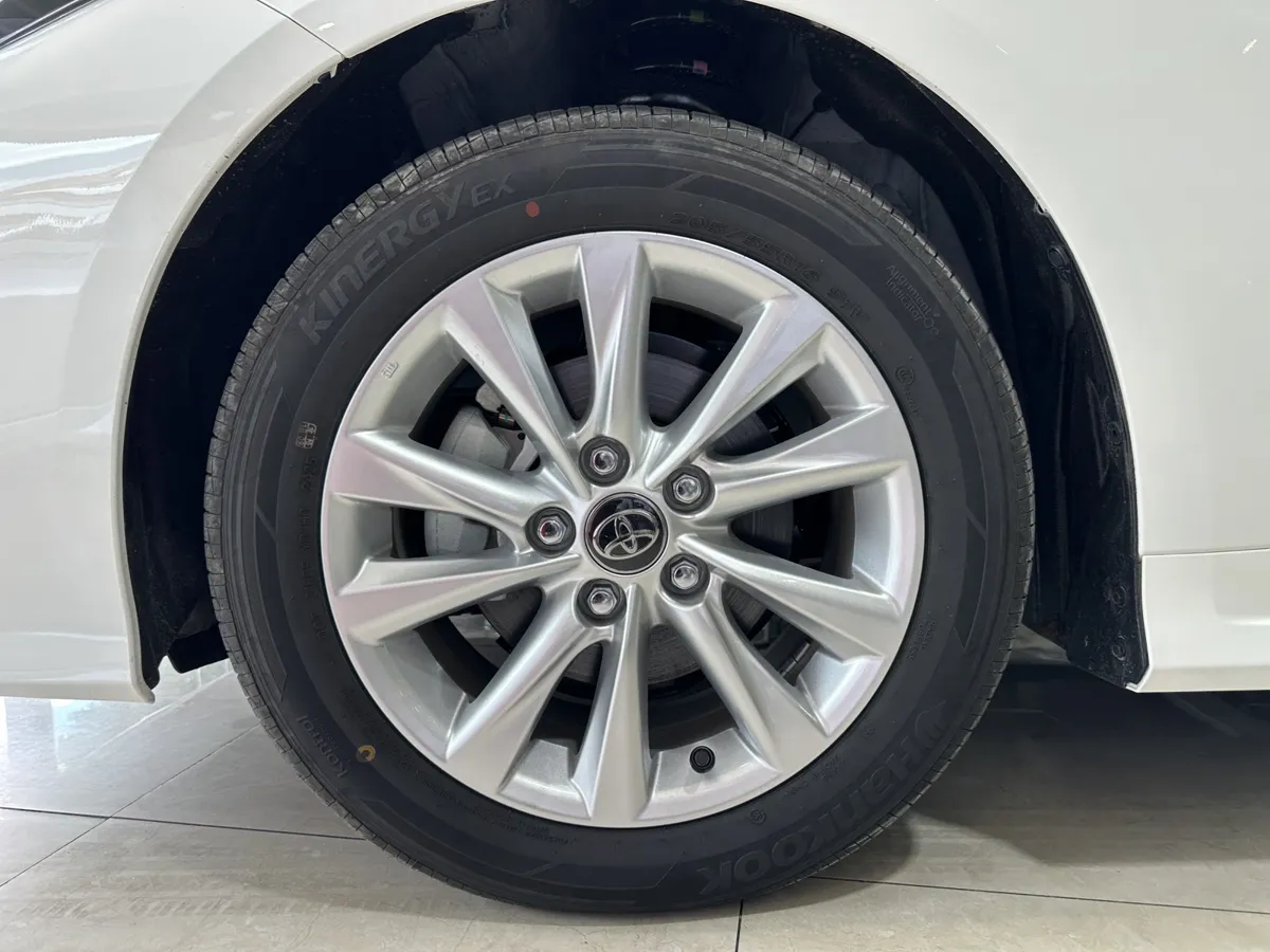 sedan Toyota Corolla HEV 2025 blanco12